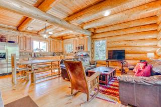 Lodge with Two Decks & Great Location Close to Lake and Skiing - 6