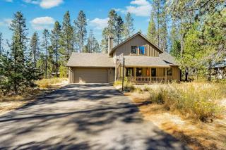 Renovated Lodge with Private Hot Tub SHARC Passes and Shared Pool - Dogs OK - 6