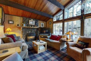 Serene home with deck private hot tub shared pool - plus 8 SHARC passes - 9