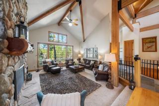 Home among the pines with a private hot tub patio & 8 SHARC passes - 6