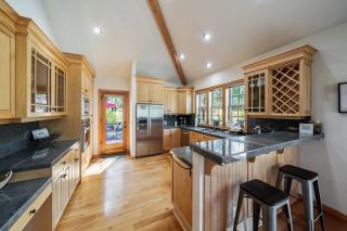 Home among the pines with a private hot tub patio & 8 SHARC passes - 1