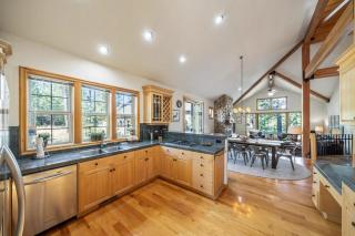 Home among the pines with a private hot tub patio & 8 SHARC passes - 1