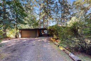 Unique lakefront cabin near the dunes with a private dock & fireplace - 8