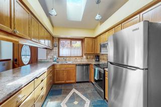 Pleasant home in Waldport with garden inviting deck & sunroom - 4
