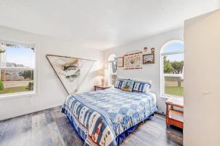 Whimsical Oceanview Home with Private Hot Tub & Nearby Beach Access - Dogs OK - Waldport - 8