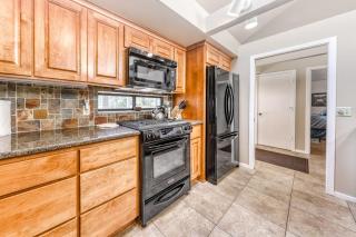 Beautiful Home withPrivate Hot Tub Deck Gas Fireplace and SHARC Passes - 7