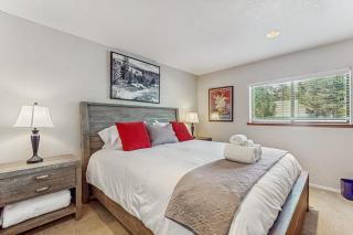 Spacious home for families - walk to Heavenly & the beach - 2