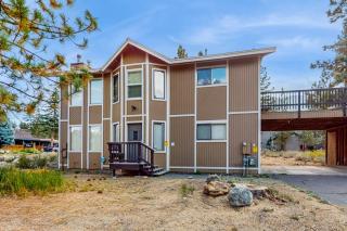 Spacious home for families - walk to Heavenly & the beach - 0