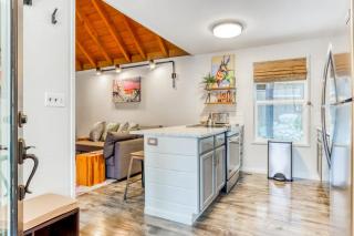 Dog-friendly home with private hot tub fast WiFi gas fireplace & SHARC passes - 1