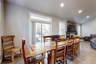 Charming Home with a Private Hot Tub SHARC Passes Fast WiFi and Central AC - 4