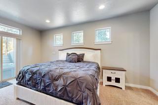Charming Home with a Private Hot Tub SHARC Passes Fast WiFi and Central AC - 1