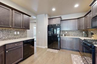Charming Home with a Private Hot Tub SHARC Passes Fast WiFi and Central AC - 2