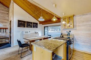 Central Oregon cabin with SHARC amenities fireplace & grill - near skiing - 8
