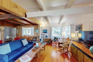 Florence oceanfront escape where cozy meets coastal charm - 7