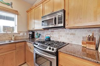 Beachy dog-friendly home with ocean views easy beach access & private hot tub - 4
