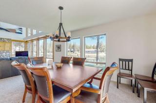 Riverfront home close to Mt Bachelor with a private hot tub and dock - 8