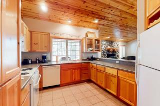 Cozy home with private hot tub patio dining gas fireplace and full kitchen - 2