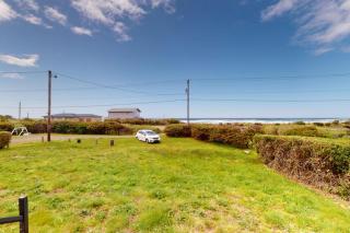 Bright modern home with great ocean views & deck - walk to the beach - 7