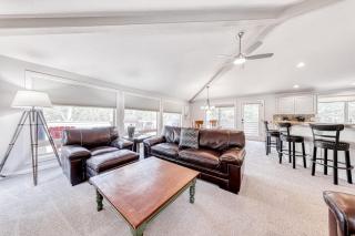 Relaxing getaway with a private hot tub grill & 10 SHARC passes - 4