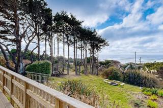 Spacious home with stunning ocean views hot tub shuffleboard air hockey WiFi - 8