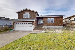Waterfront Home withPrivate Hot Tub Ping-Pong Free WiFi & washer&dryer - 8