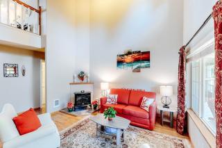 Beautiful coastal escape on golf course with enclosed yard & private gas grill - 7