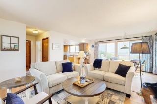 Waterfront dog-friendly getaway with a fireplace & incredible ocean views - 8