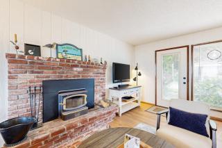Waterfront dog-friendly getaway with a fireplace & incredible ocean views - 7