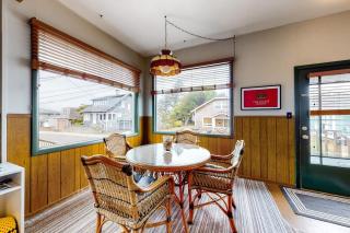 Family-friendly house near the beach with private gas grill and enclosed yard - 6