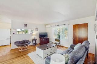 Charming dog-friendly house and separate studio with grill WIFI washer and dryer - 8