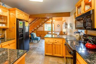 2-story dog-friendly 1 block from the beach with deck patio gas fireplace W&D - 2