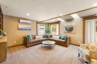 Luxurious home with 3 suites 3 fireplaces game room & hot tub - walk to beach - 5