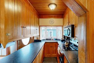 Restored Victorian Home with Free High-Speed WiFi & washer&dryer - 1