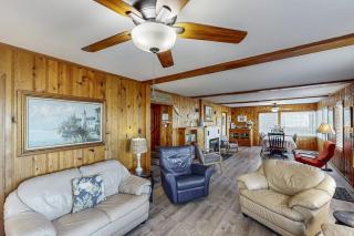 Spacious family friendly home one block to the beach with WiFi and game room - 4