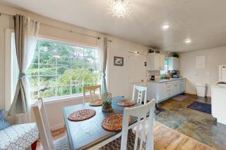 Charming dog-friendly cottage withprivate gas grill free WiFi yard and firepit - 8