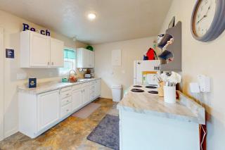 Charming dog-friendly cottage withprivate gas grill free WiFi yard and firepit - 7