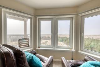 Dog-friendly oceanfront condo with electric fireplace - walk to the beach - 1