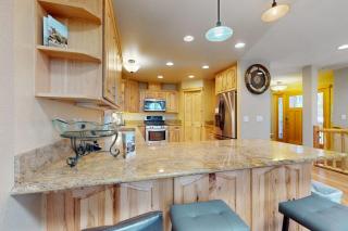 Grand lodge in the woods near golf hiking & skiing with multiple fireplaces - 9