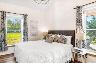 Modern cottage with covered deck grill & fireplace - walk to beach-bars-dining - 6