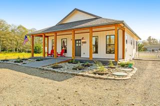 Modern cottage with covered deck grill & fireplace - walk to beach-bars-dining - 0