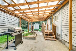 Single-level home with firepit & gas fireplace - walk to the beach 3 dogs OK - 5