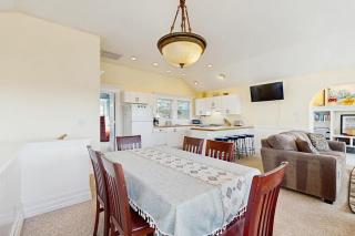 Gorgeous beach house with hot tub enclosed yard & fireplace - 1 block to beach - 1