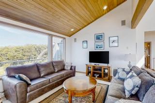 Spacious oceanfront home with free WiFi and wrap-around deck - 5