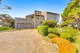 Spacious oceanfront home with free WiFi and wrap-around deck - 6