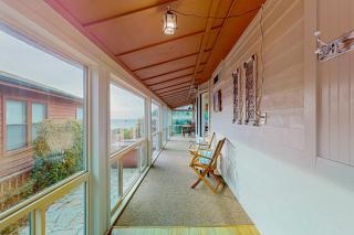 Oceanfront home with private hot tub walls of glass & spectacular view - 9