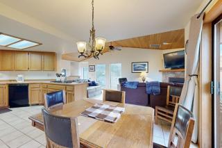 Serene Condo with Private Hot Tub Fireplace & Shared Pool - By Golf Course - 3