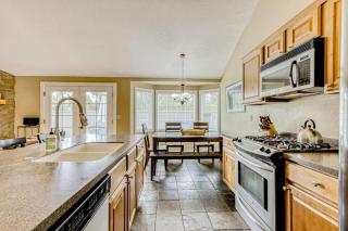 Dog-friendly home with pool & hot tub access fireplace bikes and WiFi - 2