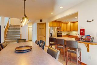 Lovely and spacious family-friendly home with SHARC passes & private hot tub - 4