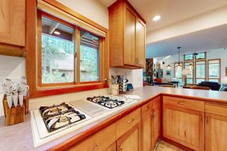 Lovely and spacious family-friendly home with SHARC passes & private hot tub - 5