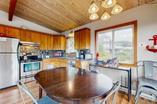 2-story dog-friendly private hot tub deck gas grill woodstove ocean view - 5